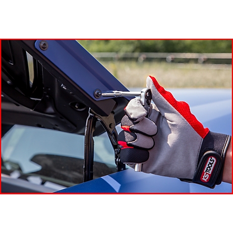 Hand in Arbeitshandschuh, der mit einem Werkzeug eine Schraube an einem blauen Karosserieteil festzieht.